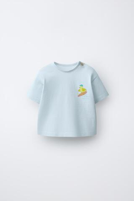 ZARA ФУТБОЛКА С ПРИНТОМ СЕРФИНГИСТОВ-ЖИВОТНЫХ, ПАСТЕЛЬНО-СИНИЙ