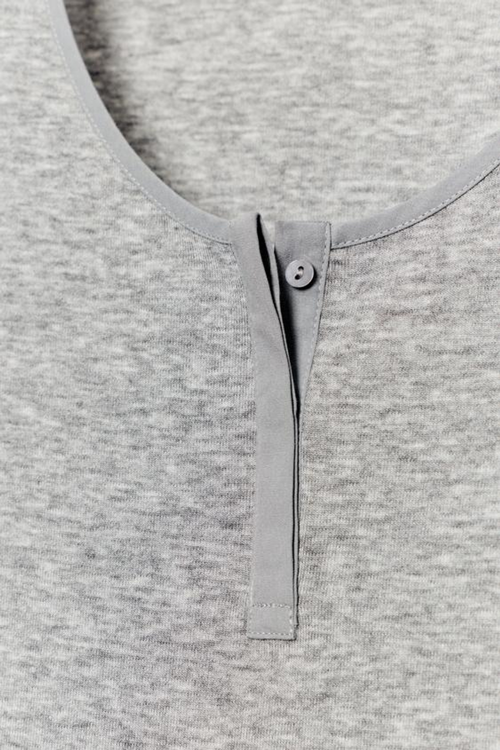 ZARA ФУТБОЛКА С ВОРОТНИКОМ ХЕНЛИ НА ПУГОВИЦАХ, СЕРЫЙ