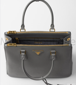 Серая сумка Prada Galleria из сафьяновой кожи