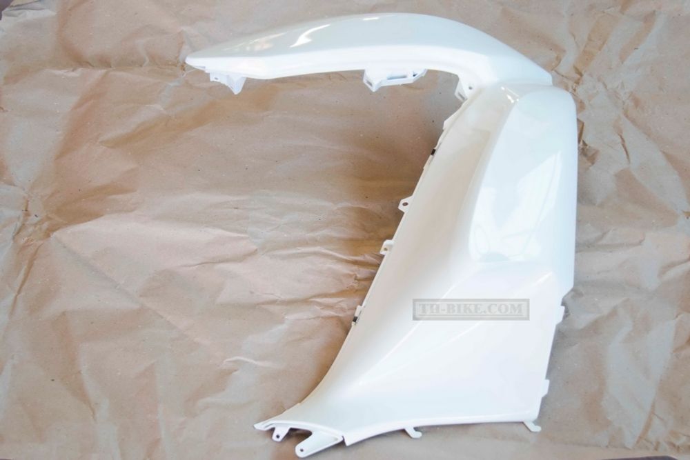 64501-KWN-902ZB. COVER, R. FR. *NHA87P*. White. Honda PCX. (NHA87P PEARL HIMALAYAS WHITE)