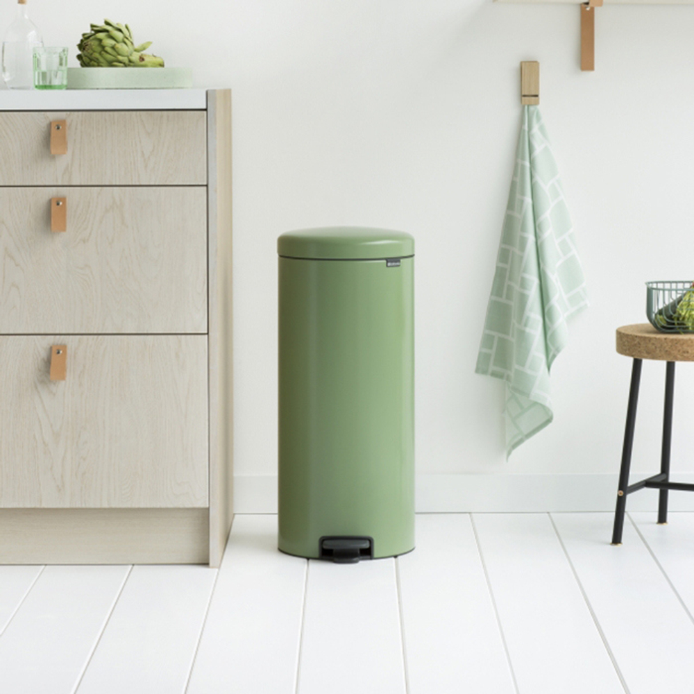 Ведро Brabantia NewIcon 30л зеленый мох в интерьере