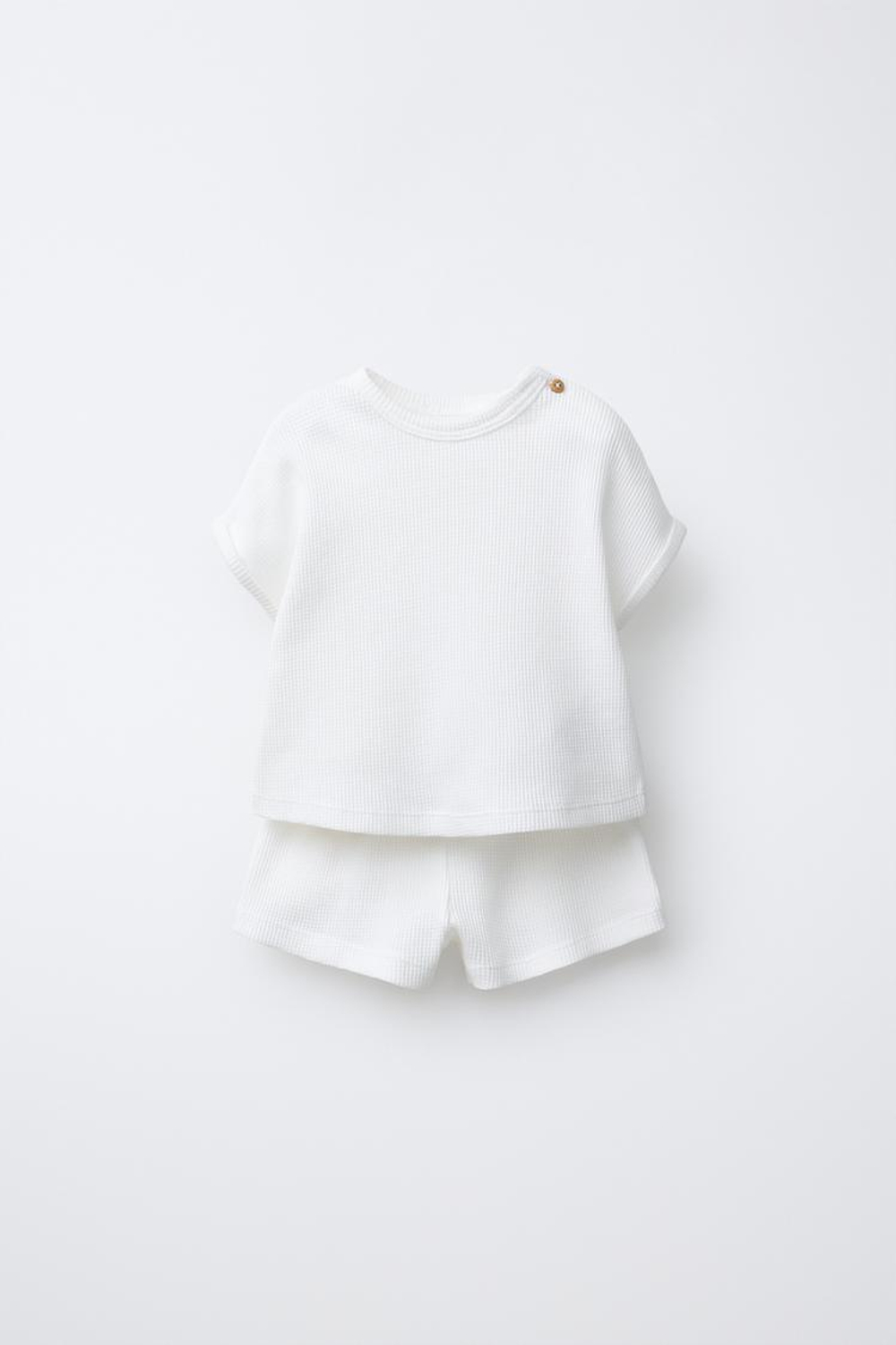 ZARA КОМПЛЕКТ ИЗ ОДНОТОННОЙ ФУТБОЛКИ ИЗ ВАФЕЛЬНОГО ТРИКОТАЖА И ШОРТ-БЕРМУД, ЖЕЛТОВАТО-БЕЛЫЙ