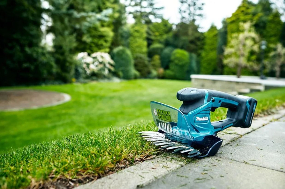 Аккумуляторные ножницы для травы Makita CXT UM600DWAE