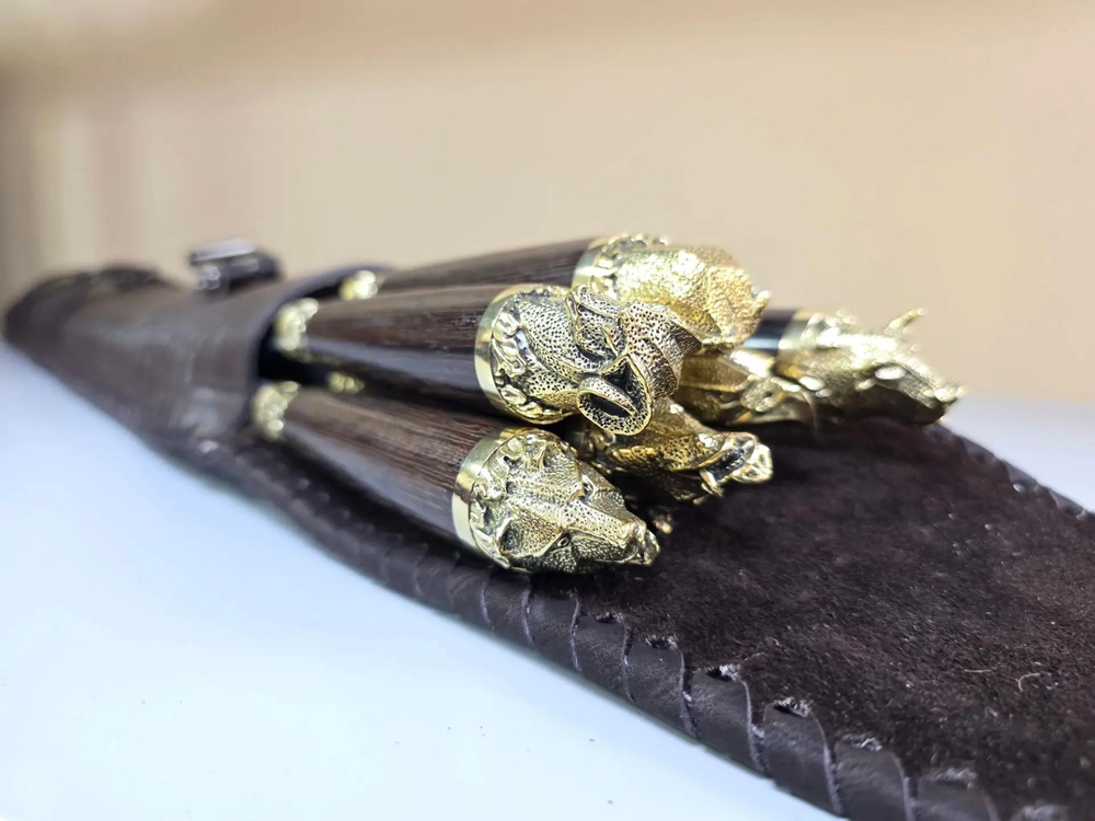 Шампуры подарочные с художественным литьем в форме голов животных: медведя, орла, быка, барана, совы и кабана. Ручная работа. Головы выполнены из латуни. Лезвия изготовлены из пищевой нержавеющей стали толщиной 2 мм. Рукояти выполнены из натурального дерева. Рукоять очень надежно зафиксирована, не нагревается и не прокручивается. В комплект входит плотный качественный чехол из натуральной кожи. Такой набор шампуров с головами зверей отлично подойдет для подарка мужчине, для дачи, мангала, шашлыка, отдыха на природе, охоты и рыбалки.  🔥 Преимущества набора:  — подарочные шампуры ручной работы  — художественное литьё в форме голов зверей  — премиальный и солидный внешний вид  — эксклюзивный набор шампуров  — головы из латуни  — лезвия из пищевой нержавеющей стали  — толщина металла 2 мм  — рукояти из натурального дерева  — рукоять не нагревается и не прокручивается  — плотный кожаный чехол в комплекте  — отличный вариант для подарка и личного использования    🎁 Комплектация:  — 6 шампуров  — чехол из натуральной кожи  Что входит в набор:  — шампур с головой медведя  — шампур с головой орла  — шампур с головой быка  — шампур с головой барана  — шампур с головой совы  — шампур с головой кабана  — кожаный чехол для хранения и перевозки    📏 Размеры и характеристики:  — общая длина шампура: 58 см  — рабочая длина: 47 см  — толщина металла: 2 мм  — материал лезвия: пищевая нержавеющая сталь  — материал головы: латунь  — материал рукояти: натуральное дерево    👜 Чехол:  — натуральная кожа  — плотный и качественный  — хорошо держит форму  — удобен для хранения и транспортировки    🏪 Преимущества нашего магазина:  — работаем ежедневно без выходных  — режим работы: с 10:00 до 19:00  — более 6 лет на рынке  — более 1000 положительных отзывов на всех площадках  — большой опыт в данной сфере  — помогаем с выбором и отвечаем на вопросы по товару    🚚 Доставка:  — возможна Авито Доставка  — отправка по Казани и в другие регионы  — надежная упаковка перед отправкой  — условия доставки уточняйте в сообщениях    📍 Адрес магазина:  г. Казань, ул. Академика Завойского, 21    🤝 Почему нам доверяют:  — используем реальные фото товара  — указываем точные характеристики и комплектацию  — перед отправкой проверяем набор  — надежно упаковываем товар  — работаем более 6 лет  — у нас более 1000 положительных отзывов на всех площадках  — работаем ежедневно без выходных с 10:00 до 19:00    Этот подарочный набор шампуров станет отличным выбором для тех, кто ищет не просто шампуры для шашлыка, а действительно красивый, качественный и запоминающийся подарок. Такой набор шампуров в кожаном чехле подойдет мужу, отцу, брату, другу, коллеге, руководителю, любителю отдыха на природе и ценителю хороших аксессуаров для мангала. Подарочные шампуры с головами животных смотрятся дорого, служат долго и заметно выделяются среди обычных наборов.    Если вы ищете набор шампуров с головами зверей в Казани, подарочные шампуры ручной работы или шампуры с художественным литьем, этот вариант отлично подойдет для подарка мужчине. Такой набор шампуров в кожаном чехле часто выбирают для шашлыка, дачи, мангала, охоты и рыбалки. Шампуры из нержавеющей стали с деревянной ручкой удобны в использовании, а латунные головы животных делают набор особенно эффектным и солидным. Это премиальный набор шампуров для тех, кто ценит качество, надежность, красивую подачу и необычные аксессуары для отдыха на природе. Купить подарочные шампуры в Казани можно по адресу: улица Академика Завойского, 21. Наш магазин работает ежедневно без выходных с 10 до 19, уже более 6 лет на рынке, поэтому покупатели часто выбирают нас, когда нужен надежный продавец подарочных шампуров и аксессуаров для мангала.