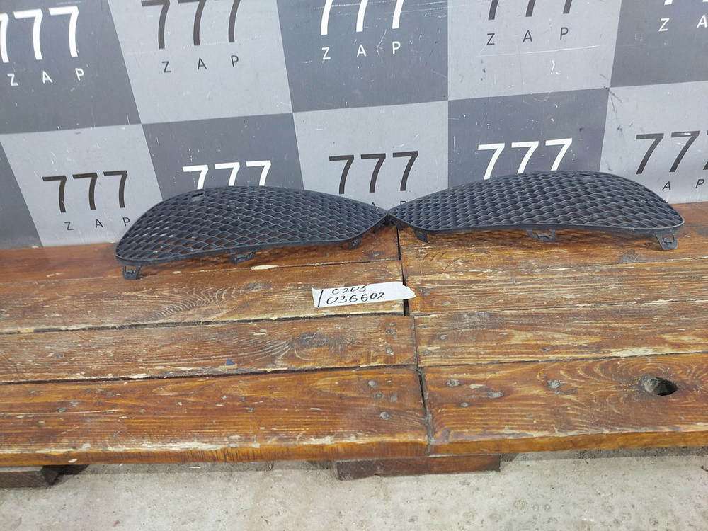 Решетки переднего бампера  Mercedes C W205 AMG Б/У Оригинал A2058852523