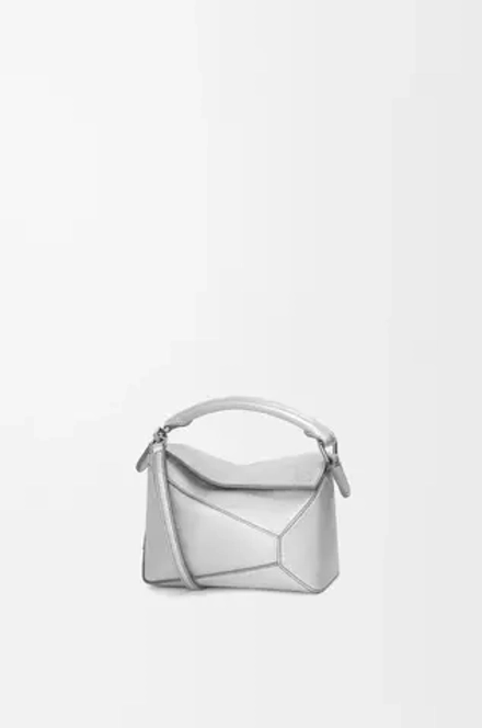 Loewe Мини-сумка Puzzle Edge из ламинированной овечьей кожи, серебряный