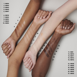 MAC Cosmetics Studio Radiance Serum-Powered Foundation - Подклад навилжающий оттенок NW10, 30 ml