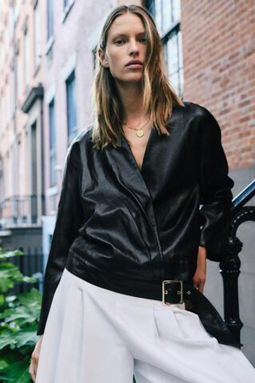 ZARA ЖАКЕТ НА ЗАПАХ С ЭФФЕКТОМ КОЖИ, ЧЕРНЫЙ
