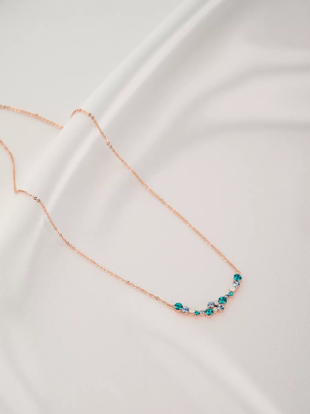 Тонкое колье Млечный путь с зелеными кристаллами Swarovski