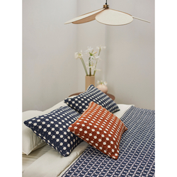 Чехол на подушку из хлопка polka dots темно-синего цвета из коллекции essential, 40x60 см