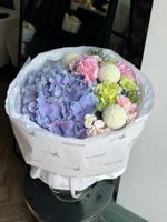 Букет из гортензии, диантусов, хризантемы и оксипеталума
