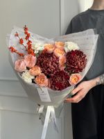 Букет сборный из кустовых пионовидных роз, одноголовой хризантемы, диантусов и илекса