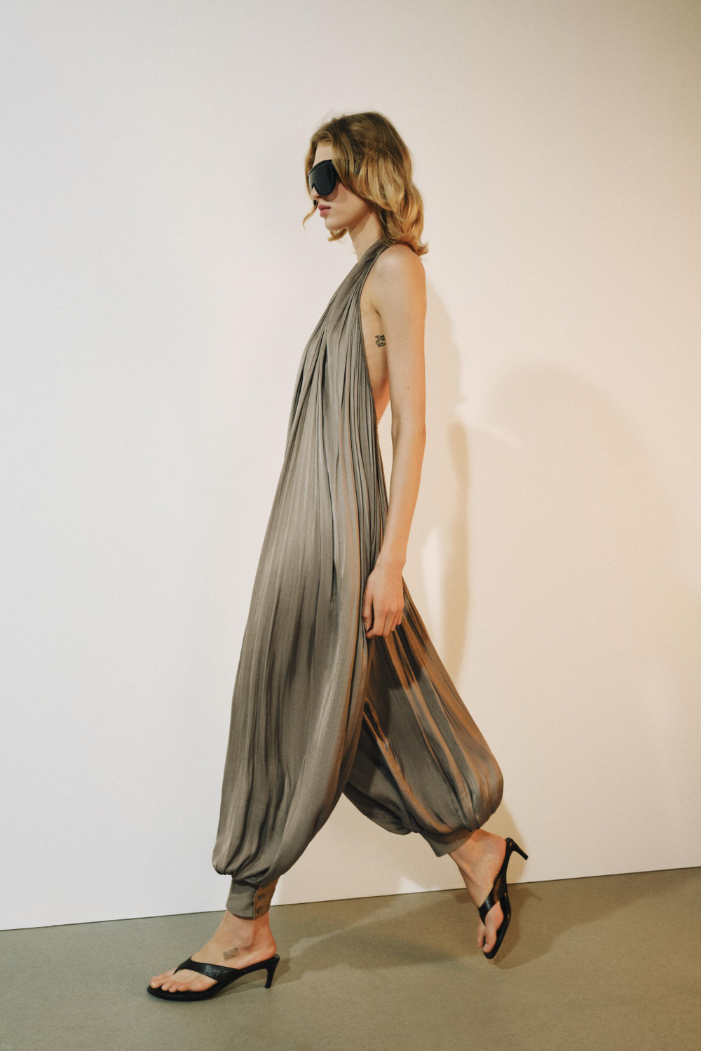 АТЛАСНЫЙ КОМБИНЕЗОН С ГОРЛОВИНОЙ ХАЛТЕР — ZW COLLECTION — ZARA