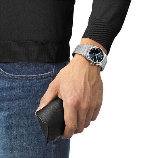 Мужские швейцарские часы Tissot T137.410.11.041.00 на браслете на руке