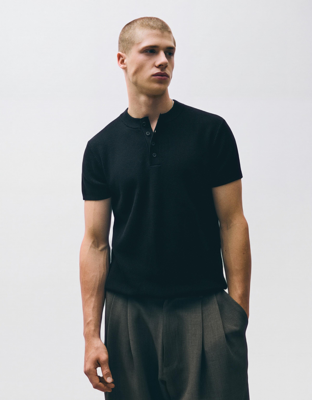 Мужская футболка-хенли с коротким рукавом - BERSHKA