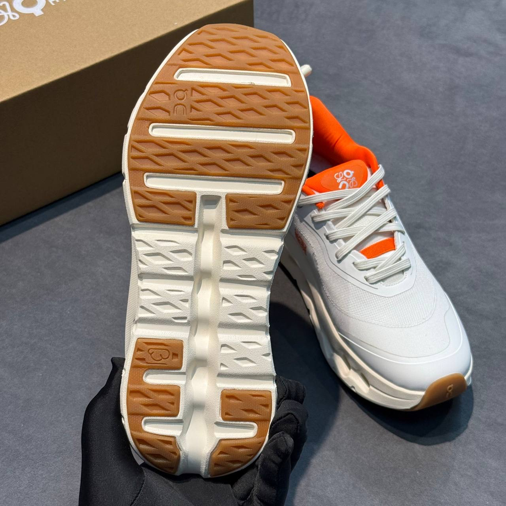 Кроссовки On Running x Loewe