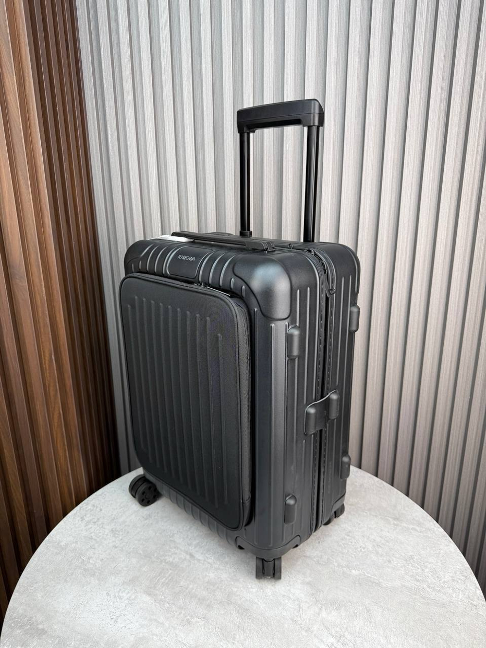Дорожный чемодан Rimowa Essential Sleeve Cabin с карманом для ноутбука