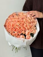 Букет из персиковой розы (50см) 51 шт в оформлении