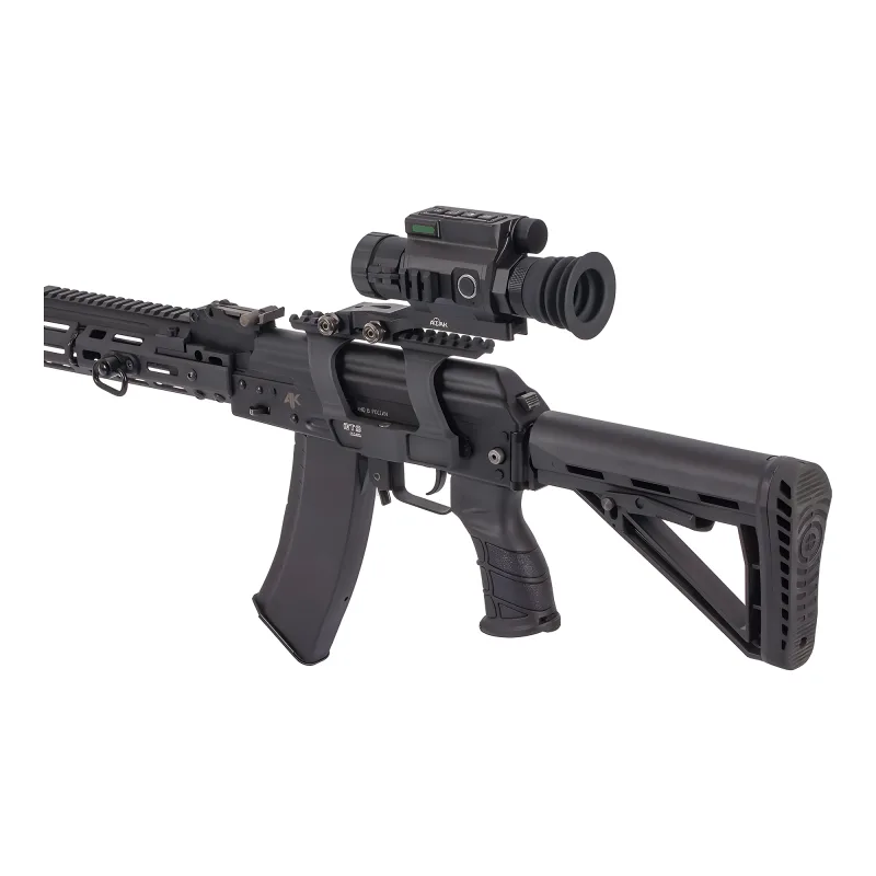 Тепловизионный прицел ATAK ET23-35 PRO - установленный на оружие, вид сбоку
