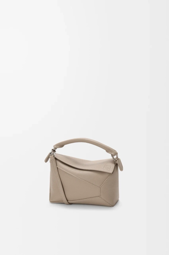 Loewe Мини-сумка Puzzle Edge из мягкой зернистой телячьей кожи, серо-бежевый