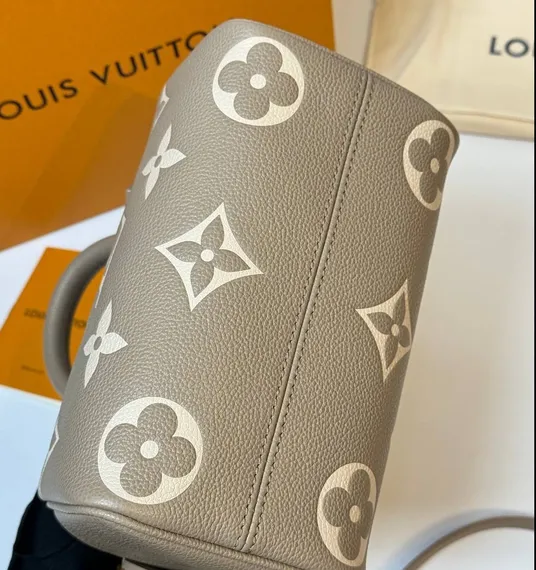 Сумка Louis Vuitton Speedy с плечевым ремнем серый/кремовый