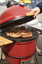 Керамический гриль Kamado Joe Classic II Stand-Alone, 46 см (красный), на столе из дуба