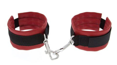 Красно-чёрные полиуретановые наручники Luxurious Handcuffs (Цвет: красный с черным)