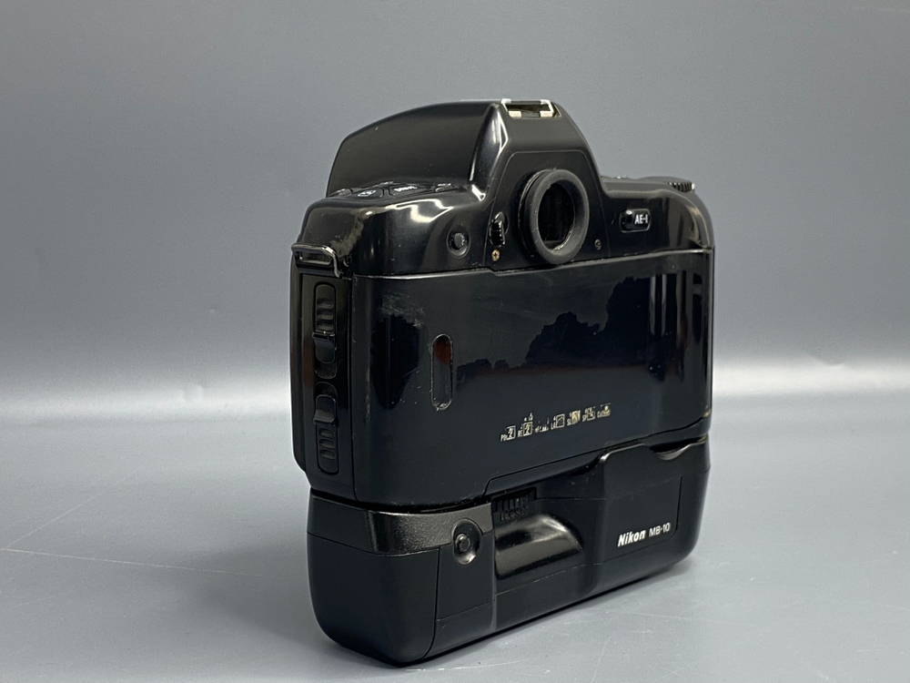 Nikon F90X + Nikon MB-10