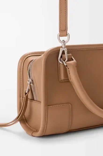 Loewe Мини-сумка Amazona 180 из мягкой телячьей кожи, мокко