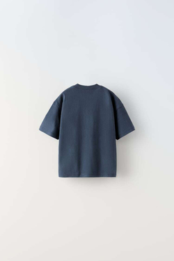 ZARA ФУТБОЛКА ИЗ ТКАНИ С ПРИНТОМ, МОРСКОЙ СИНИЙ