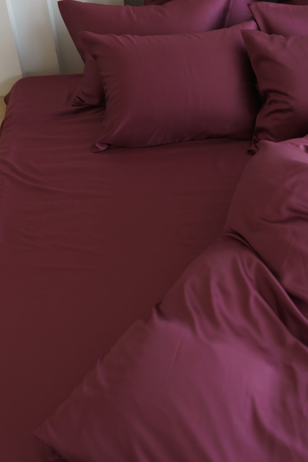 Простыня на резинке 200х200х40 German Grass Бриллиант Бордовый (Purple Brilliant)