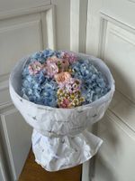 Букет сборный из гортензии, кустовых пионовидных роз, маттиолы и ромашки