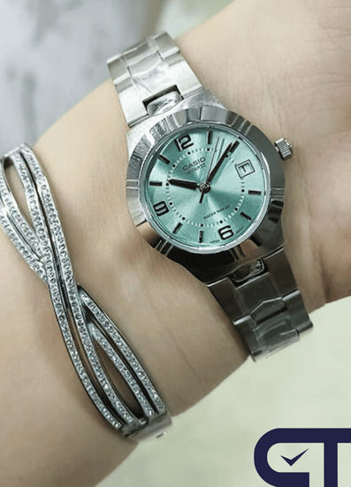 Casio LTP-1241D-3A — женские часы с зелёным циферблатом и датой