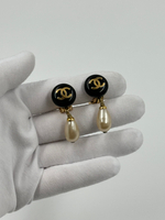 Клипсы с «жемчужными» подвесками Chanel