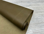 Кожа Monteria Caper Green толщиной 1,8–2,0 мм, демонстрация плотности и формы материала