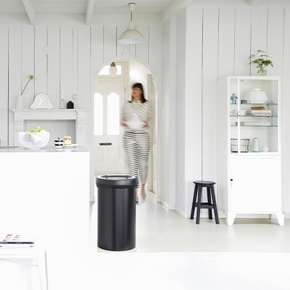 Ведро Brabantia 60л матовое черное в интерьере