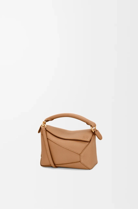 Loewe Мини-сумка Puzzle Edge из мягкой зернистой телячьей кожи, светло-коричневый
