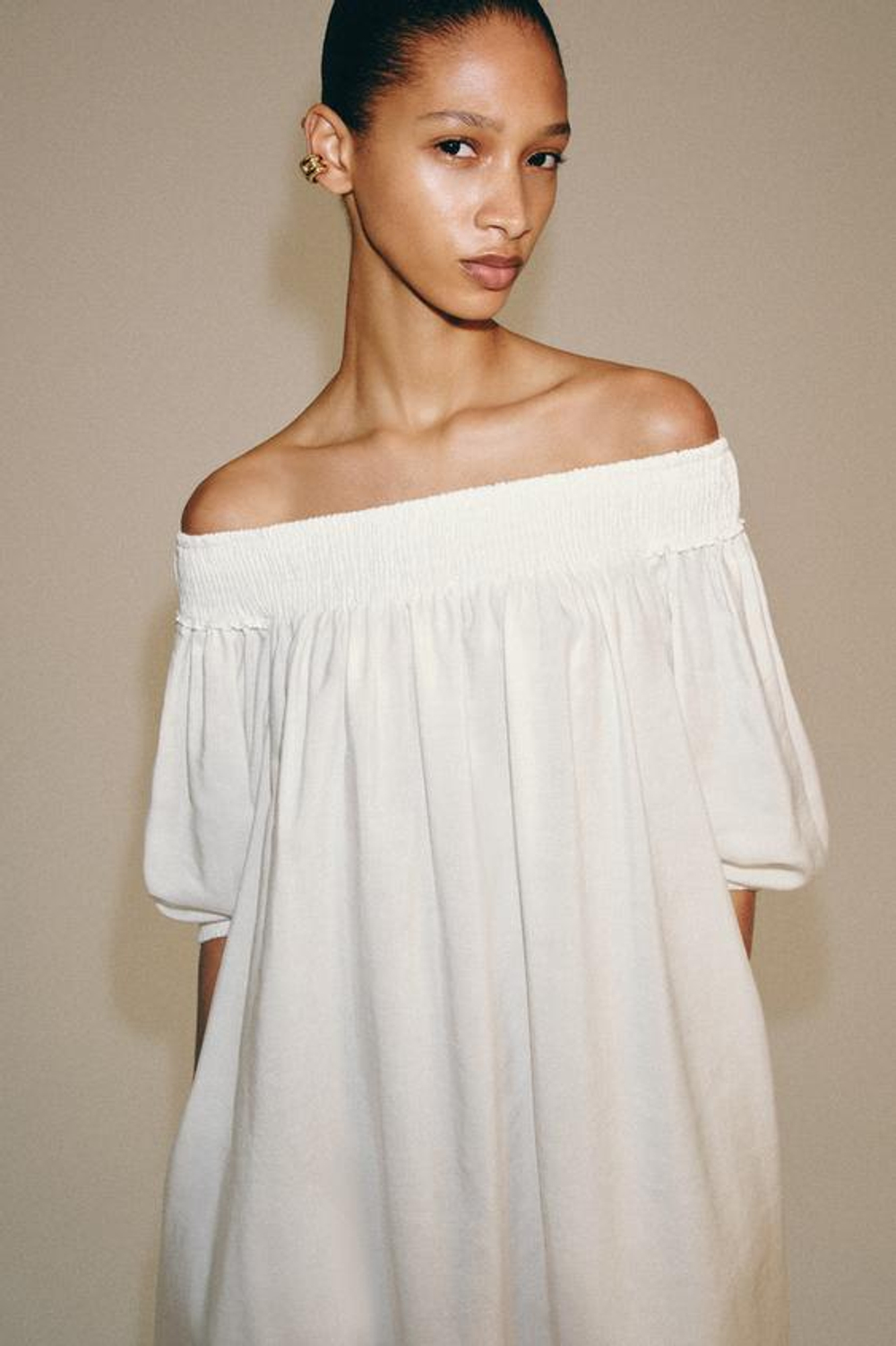 ZARA ПЛАТЬЕ МИДИ С ОТКРЫТЫМИ ПЛЕЧАМИ — ZW COLLECTION, БЕЛЫЙ