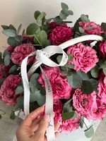 Цветочная корзина из роз Кантри и эвкалипта размер M