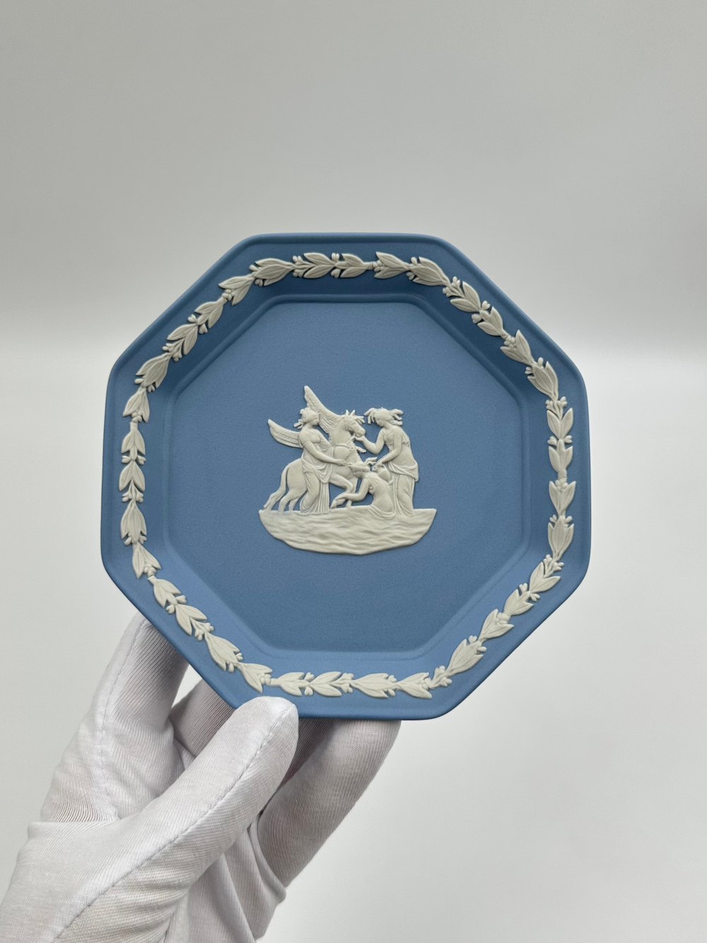 Тарелка декоративная Wedgwood голубая