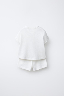 ZARA КОМПЛЕКТ ИЗ ОДНОТОННОЙ ФУТБОЛКИ ИЗ ВАФЕЛЬНОГО ТРИКОТАЖА И ШОРТ-БЕРМУД, ЖЕЛТОВАТО-БЕЛЫЙ