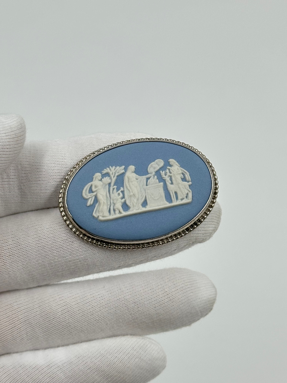 Брошь Wedgwood голубая