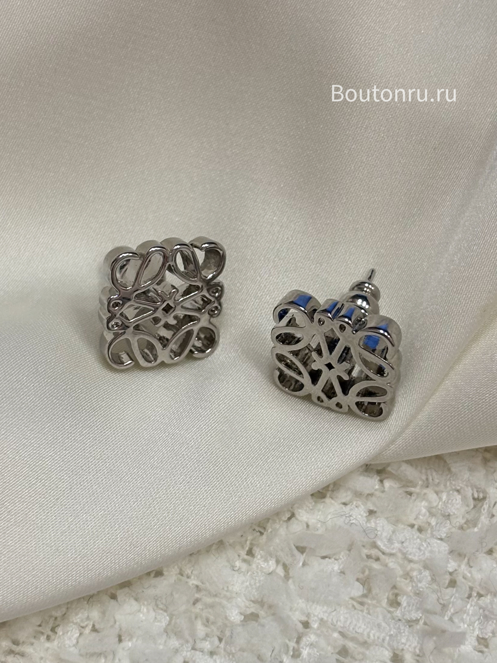 Серьги гвоздики Лоэв. серебристые логотип