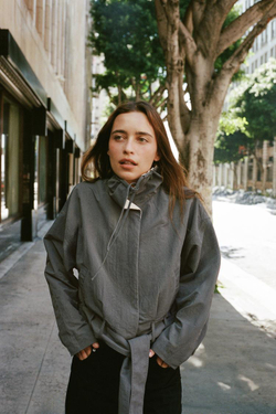 ZARA УКОРОЧЕННАЯ КУРТКА С ПОЯСОМ — ZW COLLECTION, МЯГКИЙ СЕРЫЙ