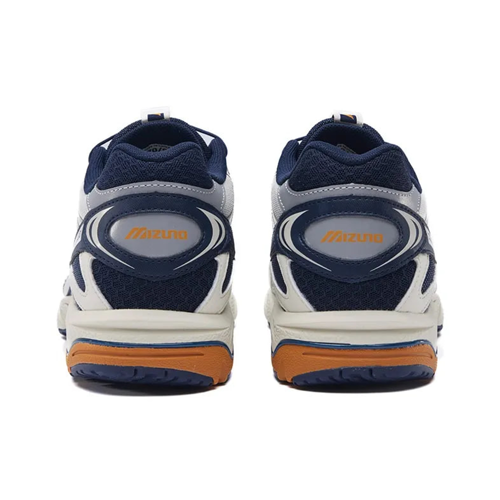 alt="Модель на ногах в образе Mizuno Wave Solar V2 White Blue street style"