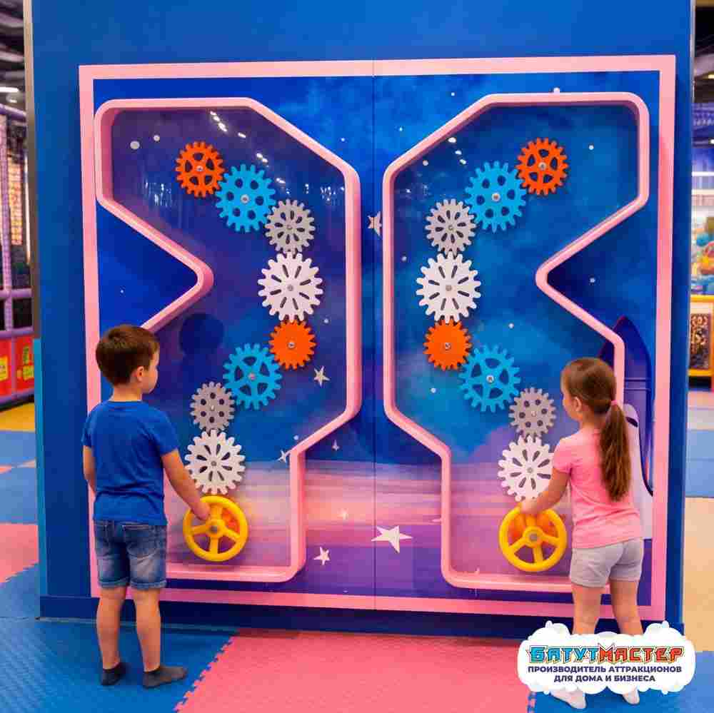 Интерактивная игровая стена «Шестерёнки вселенной», 2,44×0,39×2,44 м