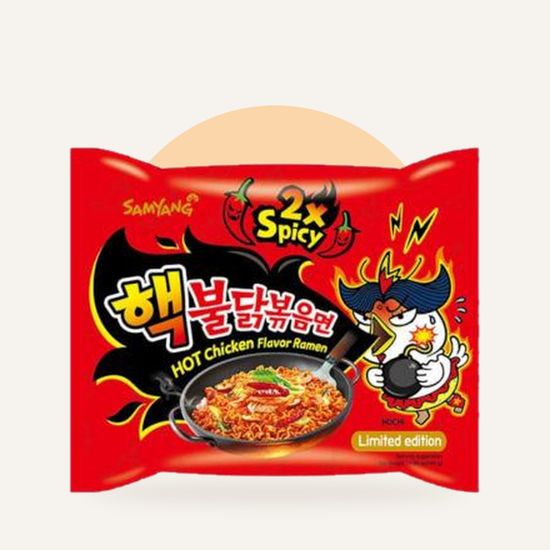 Лапша быстрого приготовления Samyang Buldak 2x Spicy Extreme Hot Chicken со вкус — на фирменном фоне OH MY GEEK