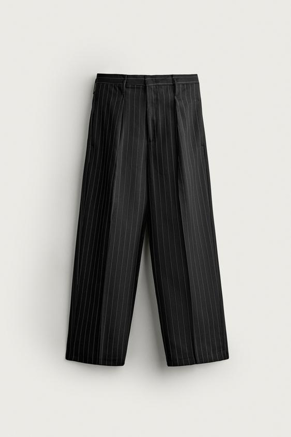 ZARA КОСТЮМНЫЕ БРЮКИ СО СКЛАДКАМИ В ТОНКУЮ ПОЛОСКУ, ЧЕРНЫЙ