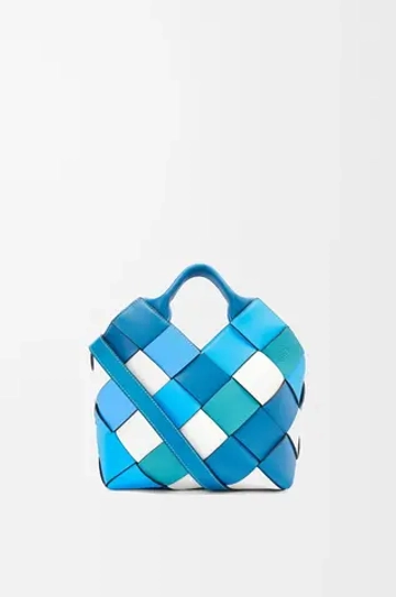 Loewe Небольшая плетеная сумка-корзина из телячьей кожи, синий