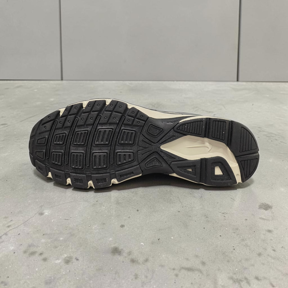 Nike Initiator • Black Gray
